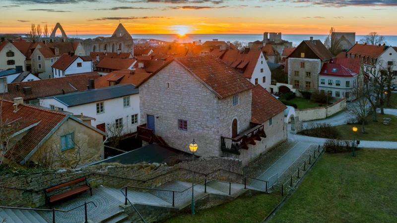 En bild över Visby innerstad vid solnedgången.
